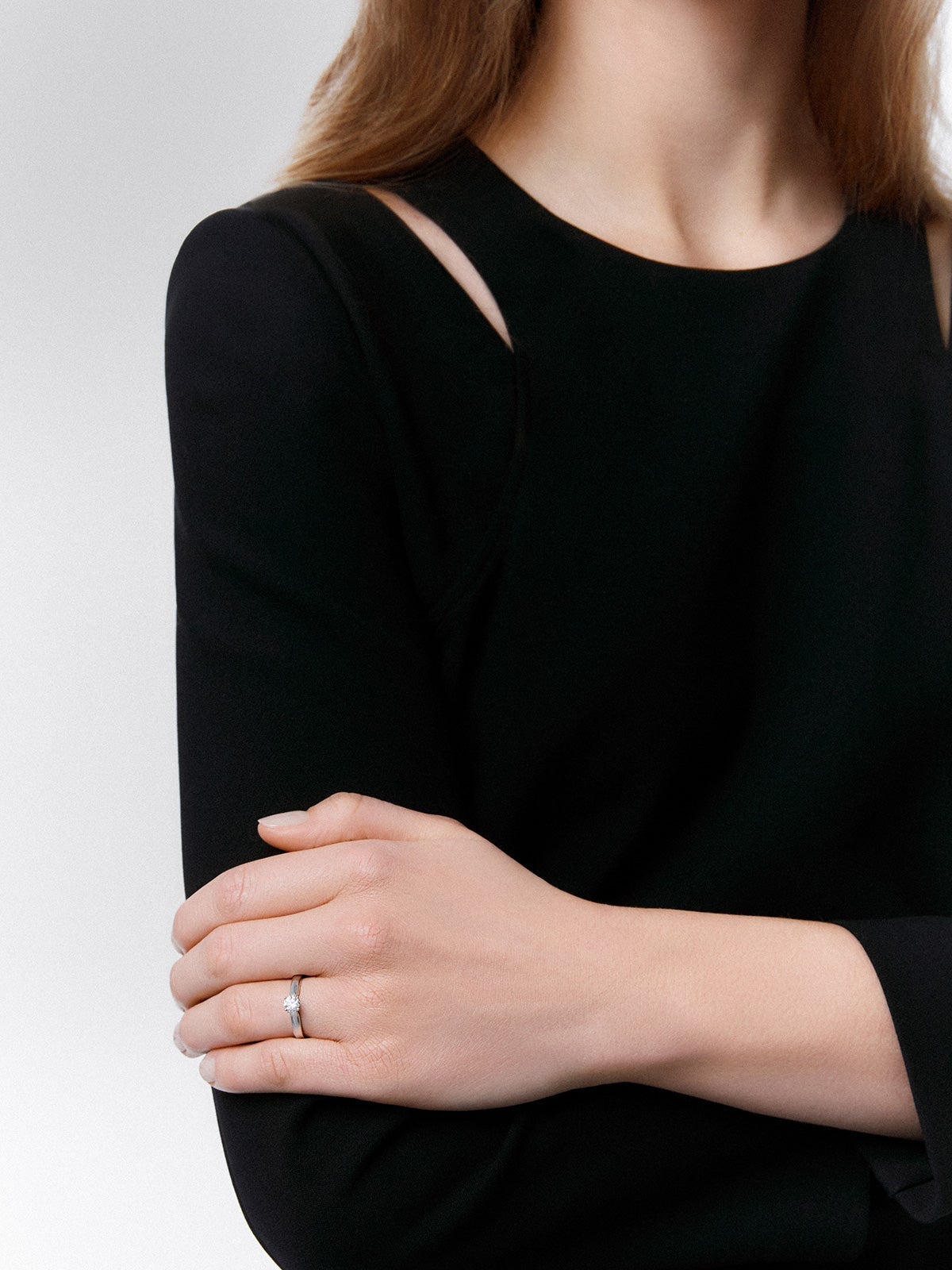Anillo solitario de compromiso de oro blanco de 18K con diamantes