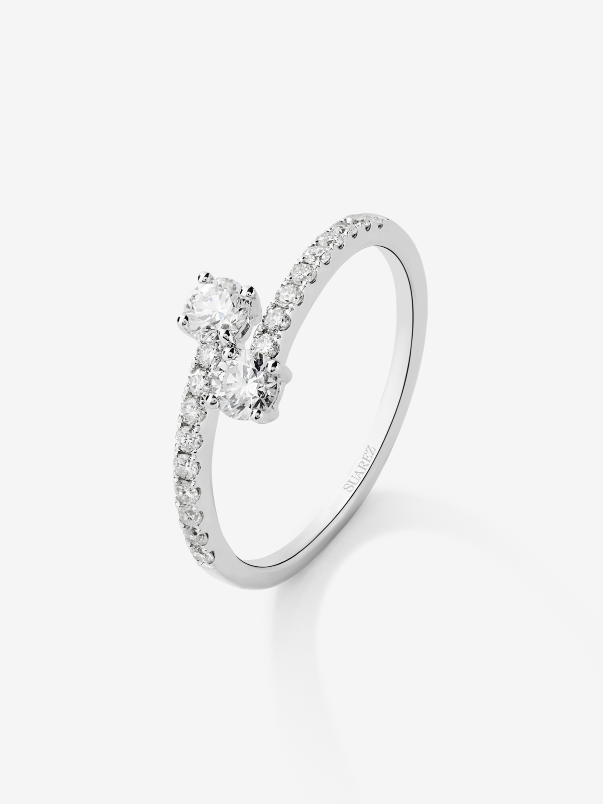 Anillo solitario de oro blanco de 18K de diamantes