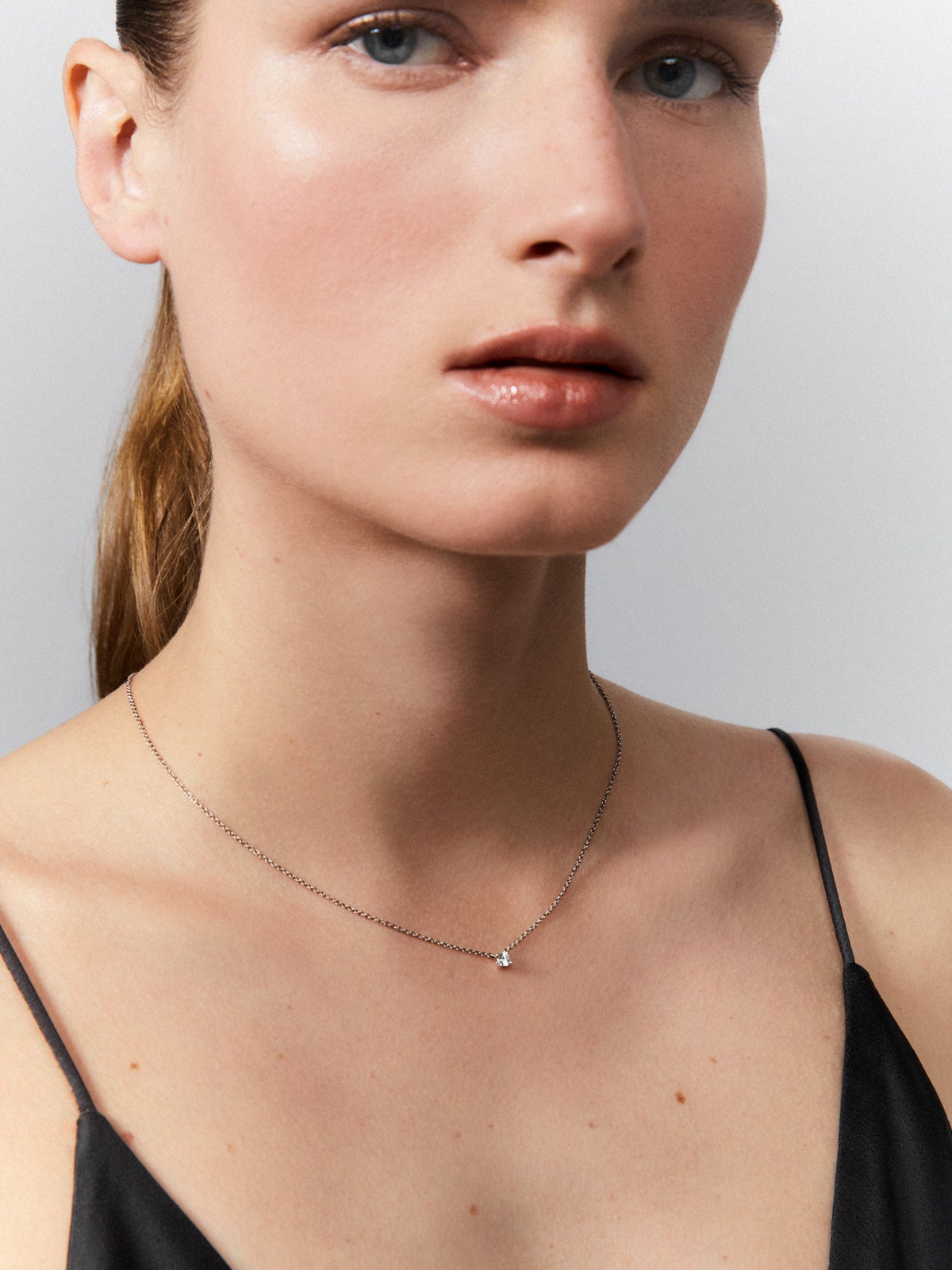 Colgante cadena de oro blanco de 18K con diamante solitario