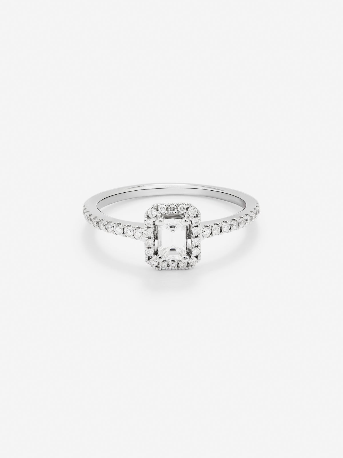 Anillo solitario de compromiso de oro blanco de 18K con diamantes