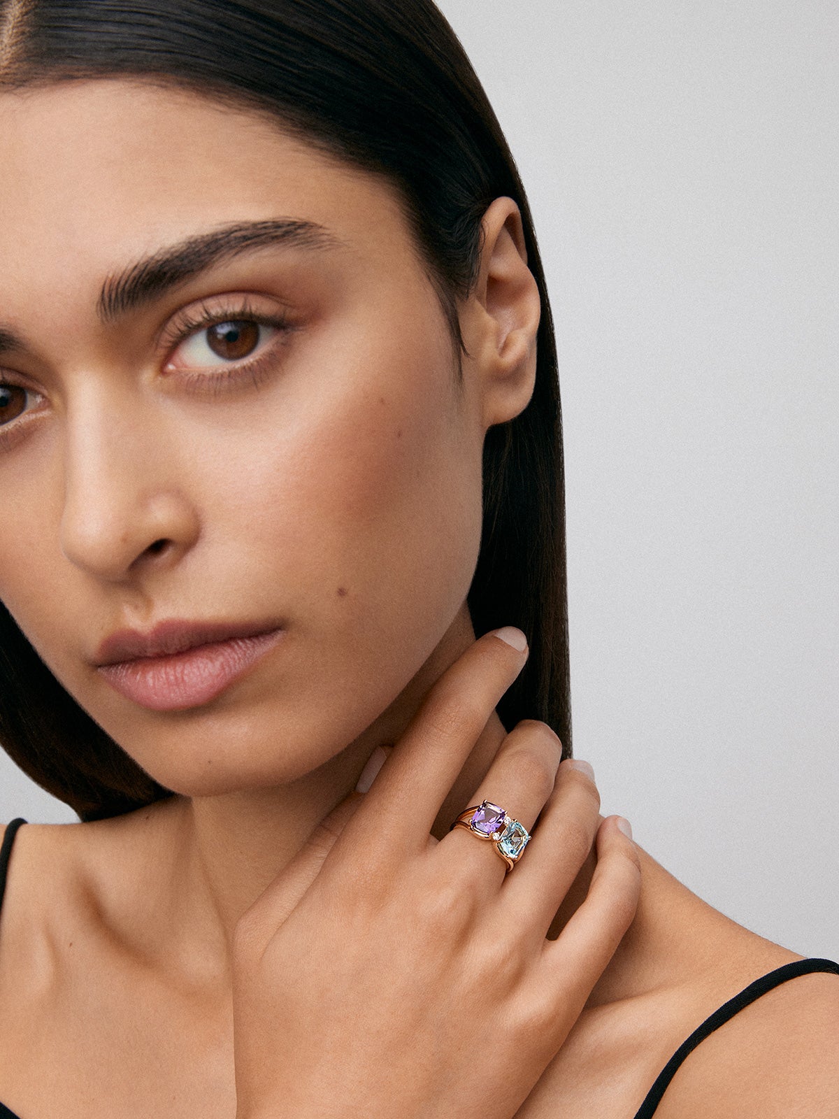Anillo de oro amarillo de 18kt con diamantes, topacios Sky y amatistas