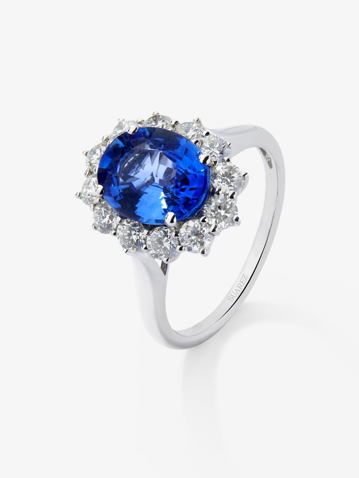 18K white gold ring with oval-cut royal blue sapphire of 2.33 cts and a border of 12 brilliant-cut diamonds with a total of 0.52 cts