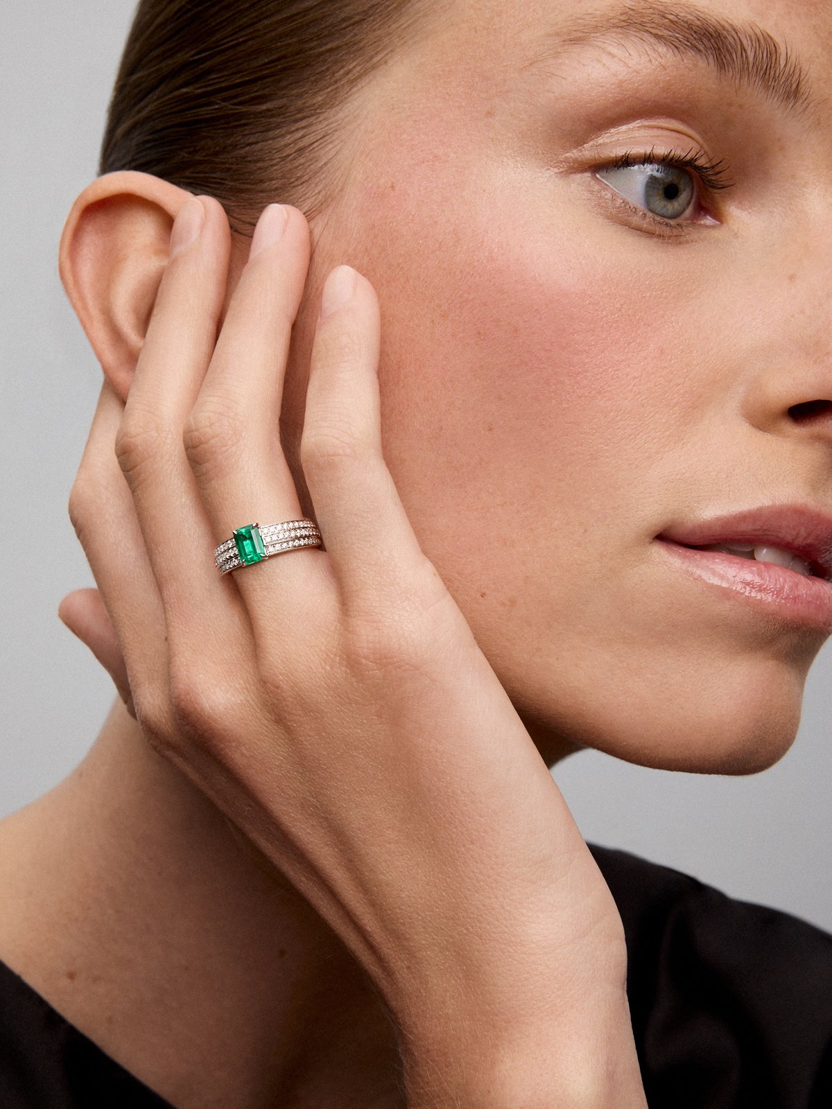 18K white gold ring with octagonal cut emerald of 0.98 cts and 68 brilliant cut diamonds with a total of 0.39 cts