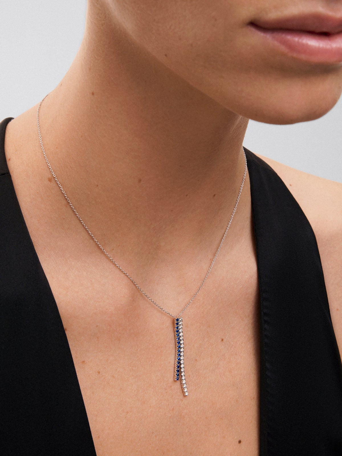 Collar de oro blanco de 18K con diamantes blancos y zafiros azules