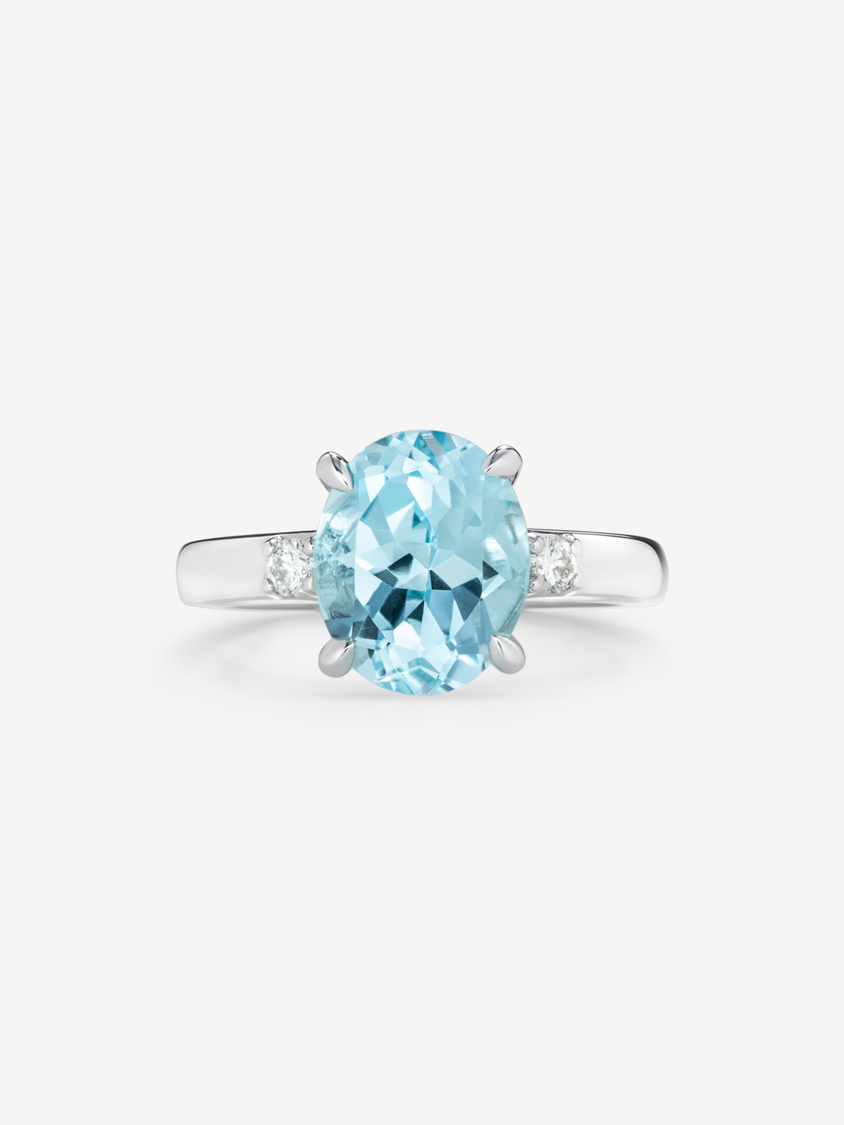 Anillo tresillo de plata 925 con topacio azul sky en talla oval de 3,78 cts y 2 diamantes en talla brillante con un total de 0,11 cts