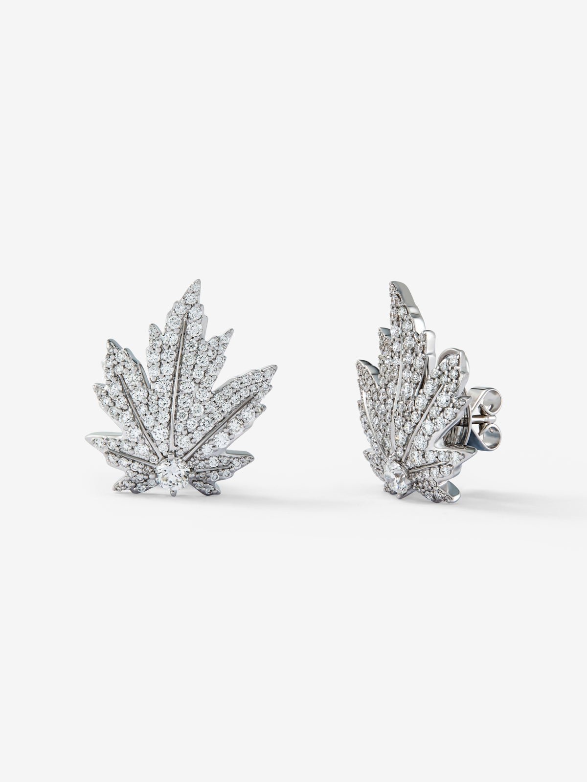 Pendientes de oro blanco de 18K con 2 diamantes centrales, pavé de diamantes y forma de hoja de arce