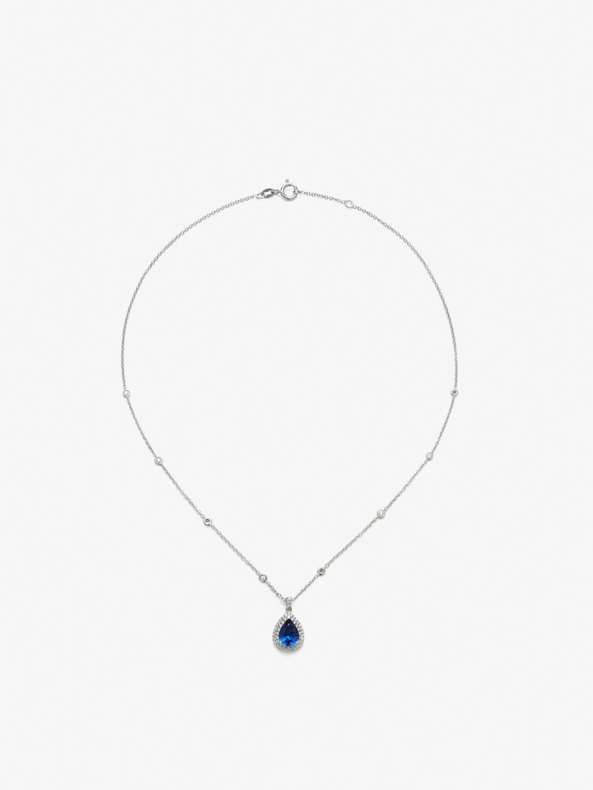 Colgante de oro blanco de 18K con zafiro azul royal en talla pera de 1,93 cts y 62 diamantes en talla brillante con un total de 0,44 cts