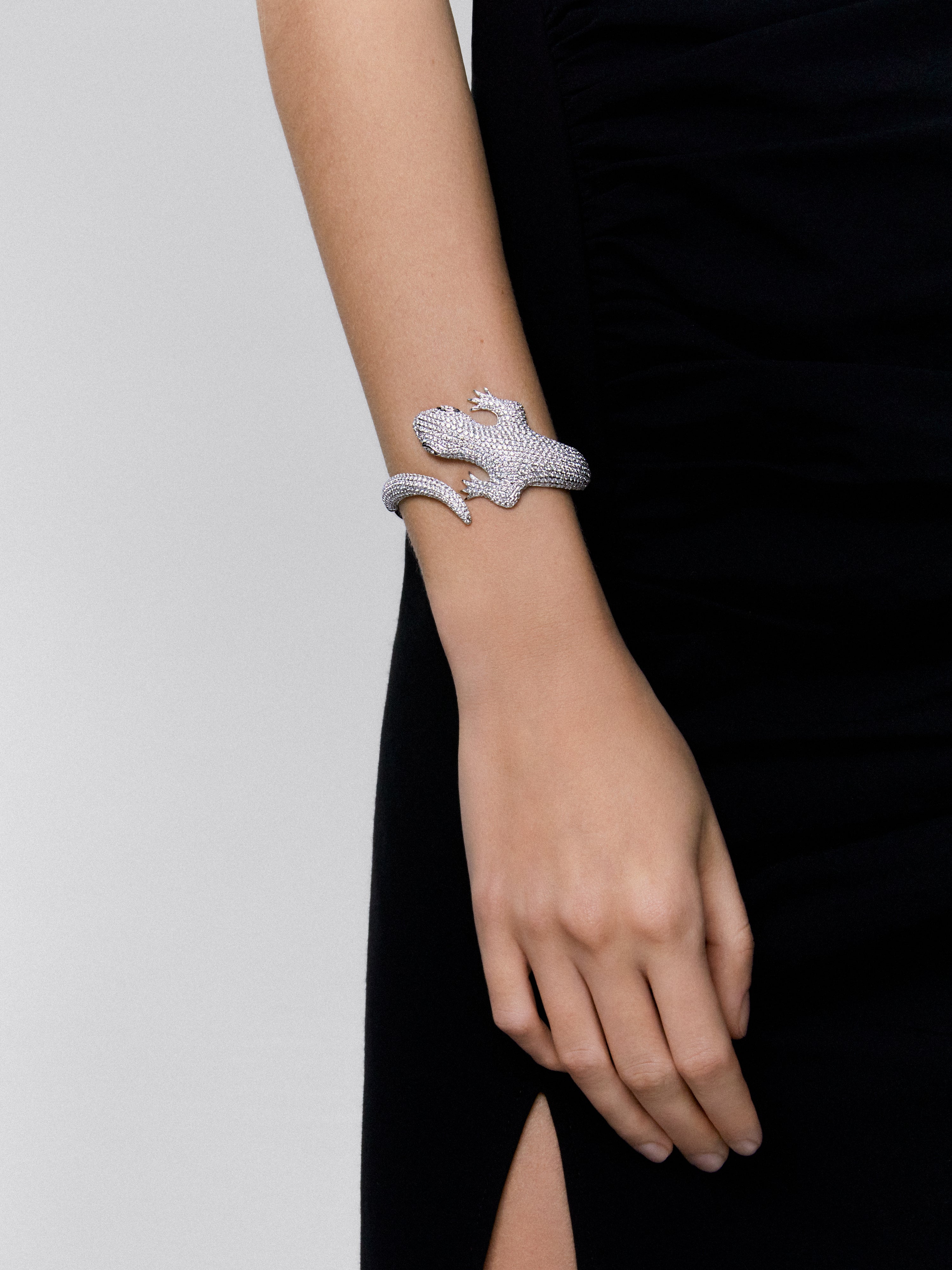 Pulsera cocodrilo de oro blanco con diamantes