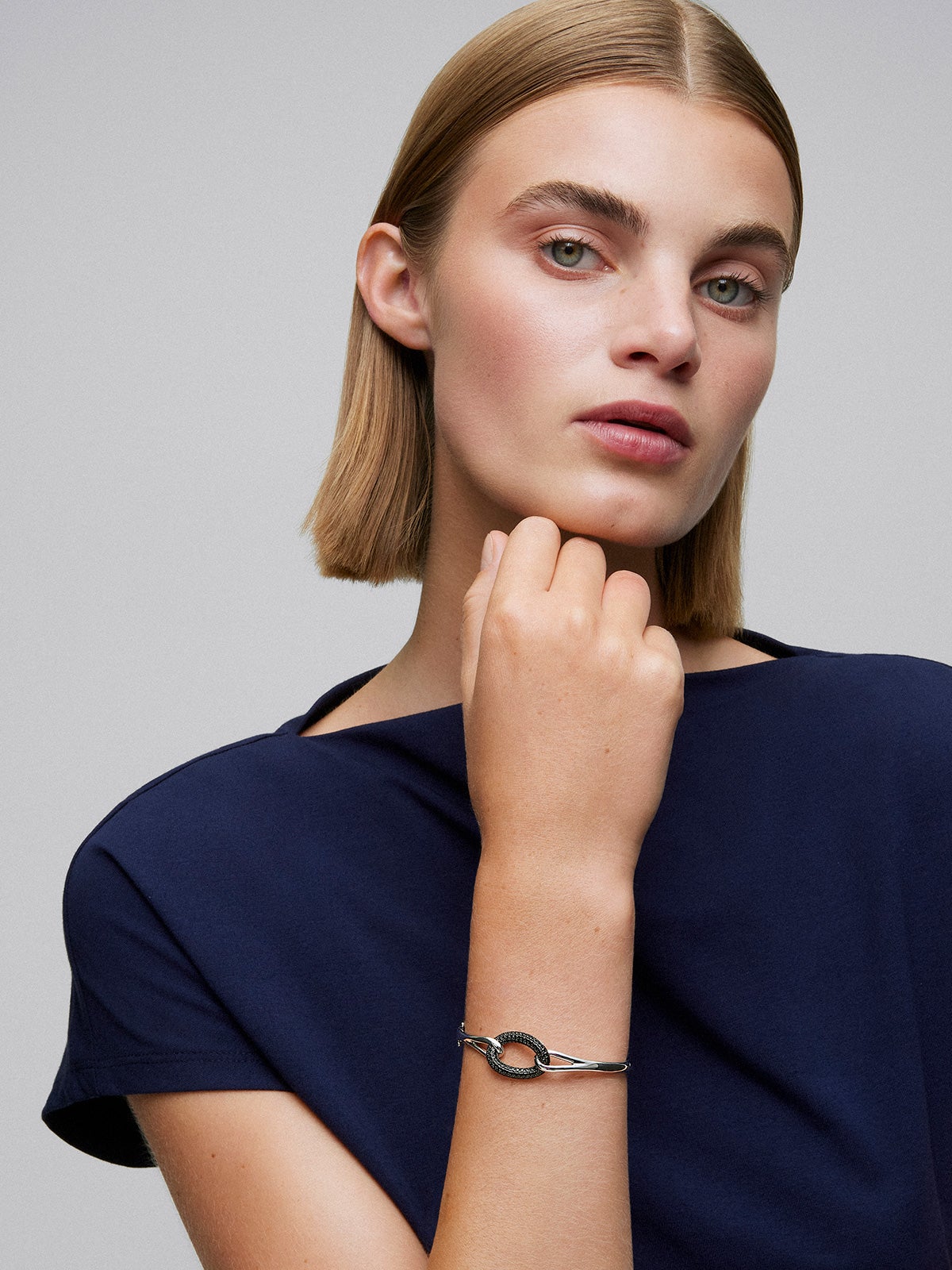 Pulsera rígida con nudo de plata 925 con espinelas