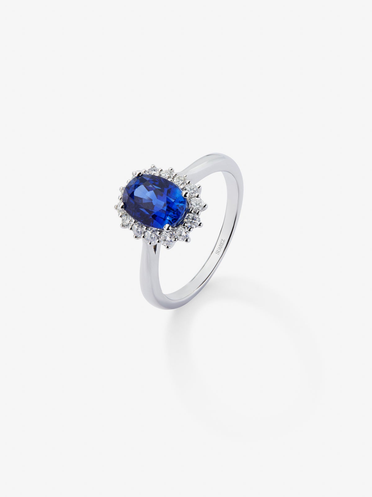 Anillo solitario de oro blanco de 18K con zafiro y diamante