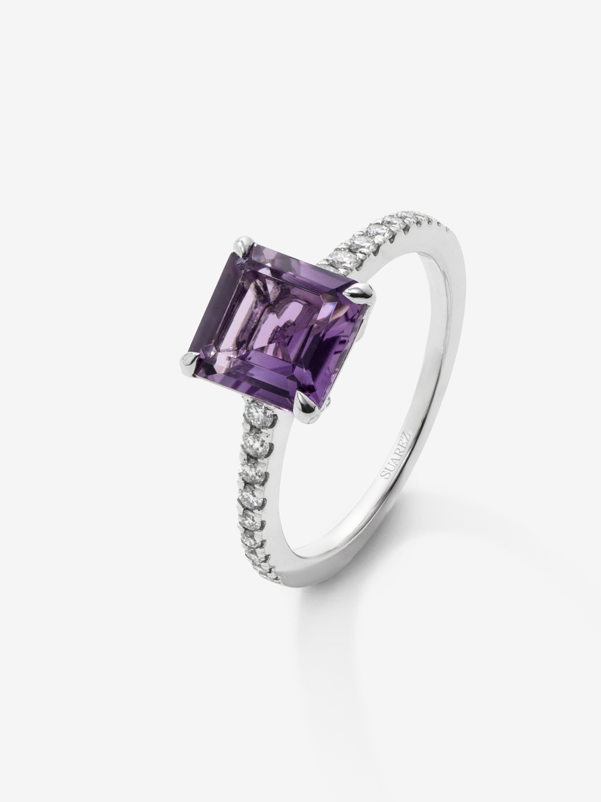 Anillo solitario de oro blanco de 18K con amatista y diamante