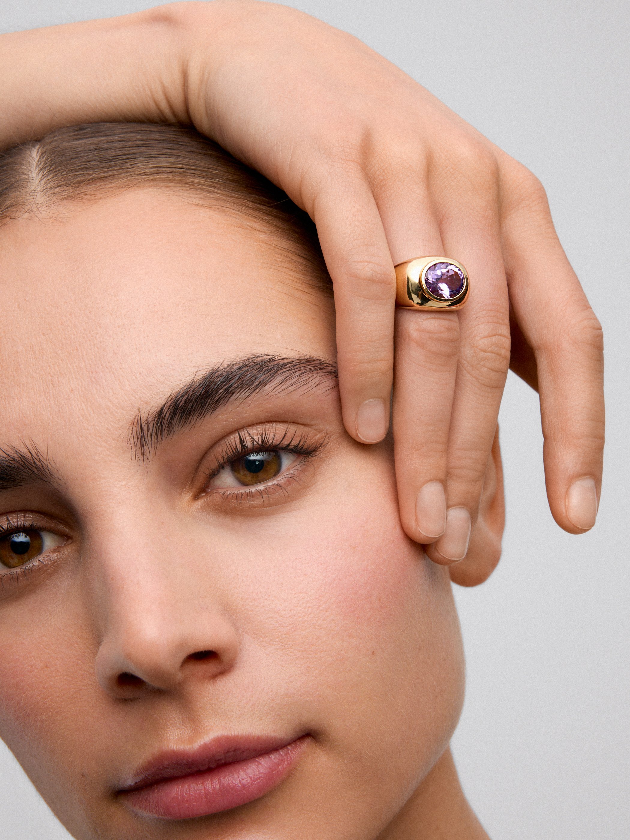 18K yellow gold ring with oval-cut purple amethyst
