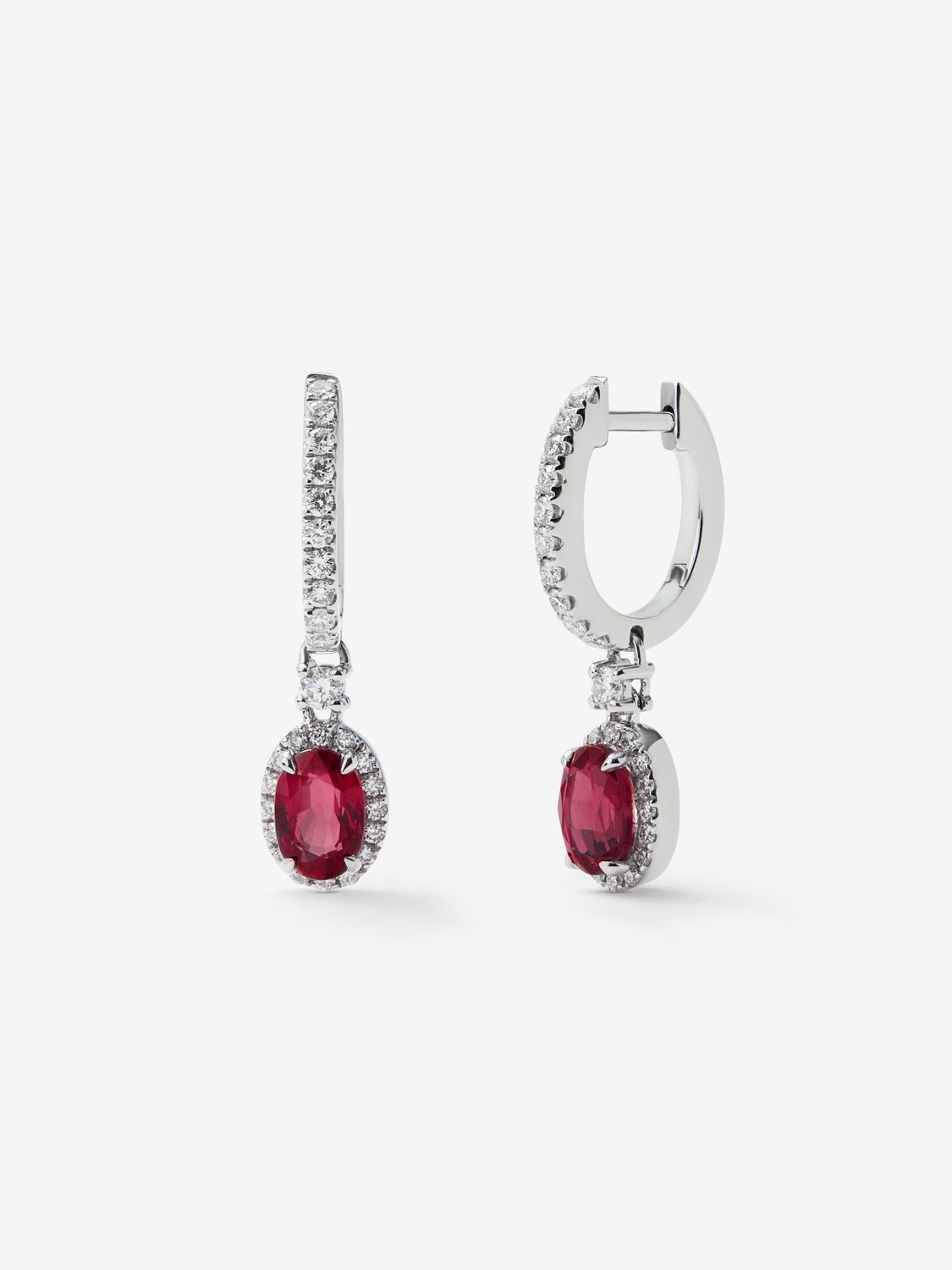 Pendientes de oro blanco de 18K con 2 rubíes rojos en talla oval de  2 cts y diamantes en talla brillante con un total de 0,40 cts