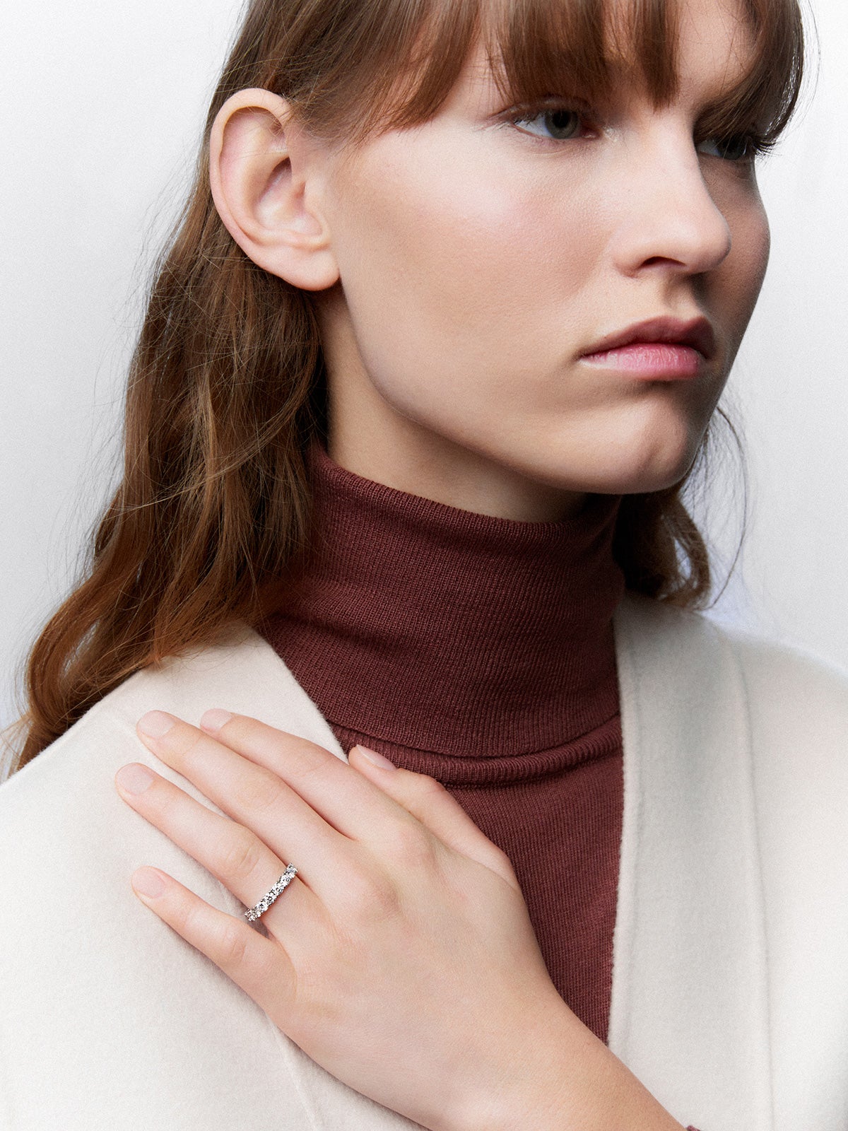 Anillo alianza de compromiso de oro blanco de 18K con diamantes