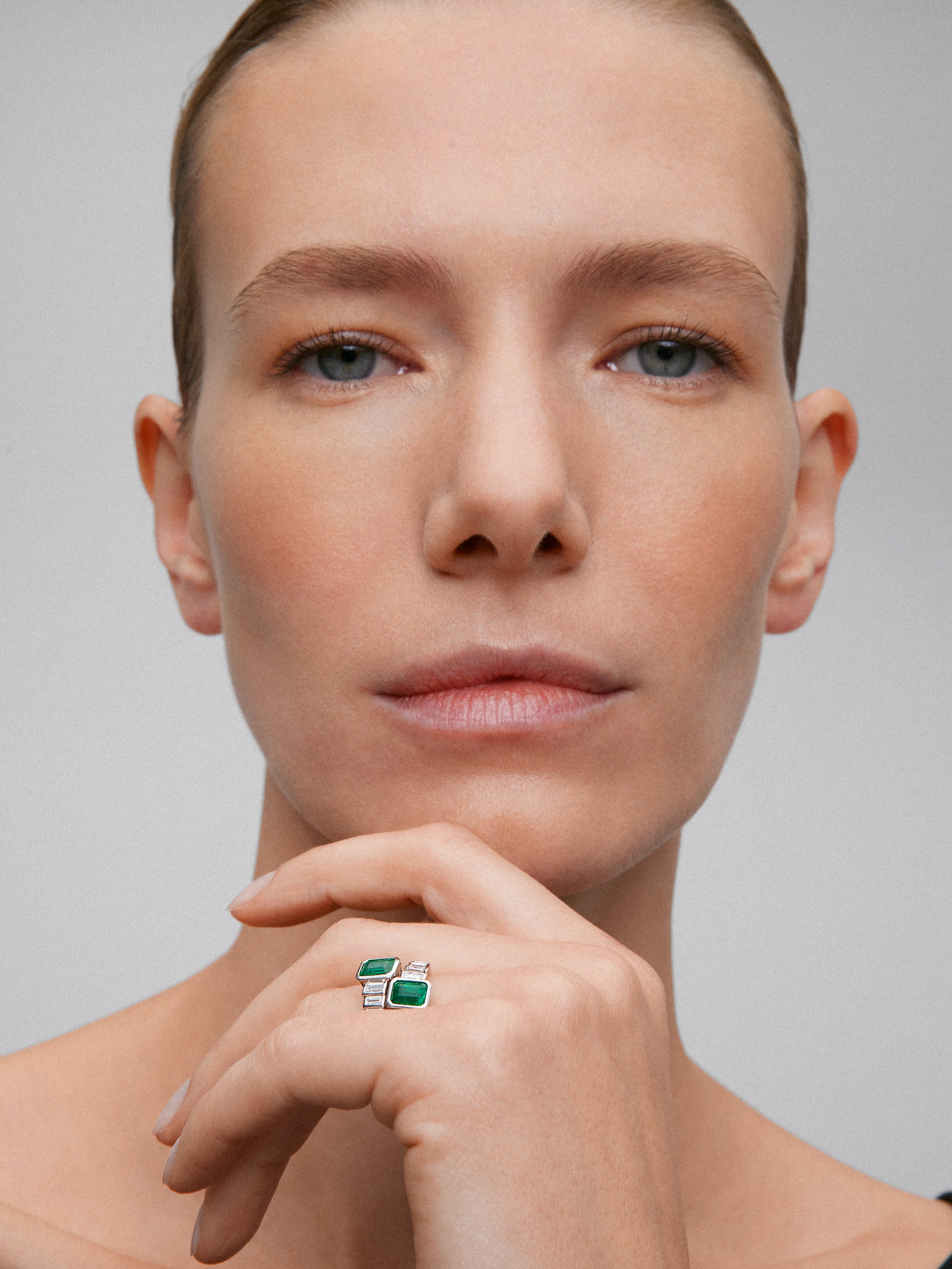 Anillo tú y yo de oro blanco de 18K con esmeraldas verdes en talla octogonal de 1,7 cts y diamantes blancos en talla baguette de 0,57 cts