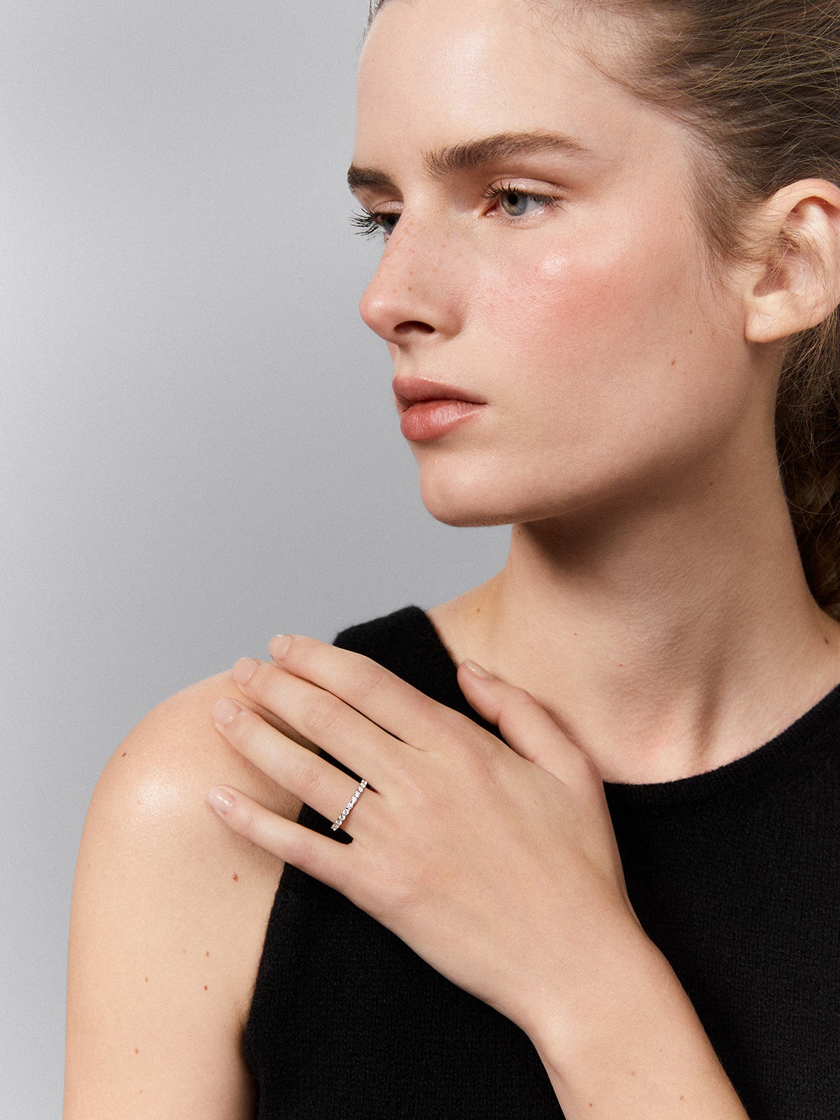 Anillo alianza media de compromiso de oro blanco de 18K con diamantes en garra