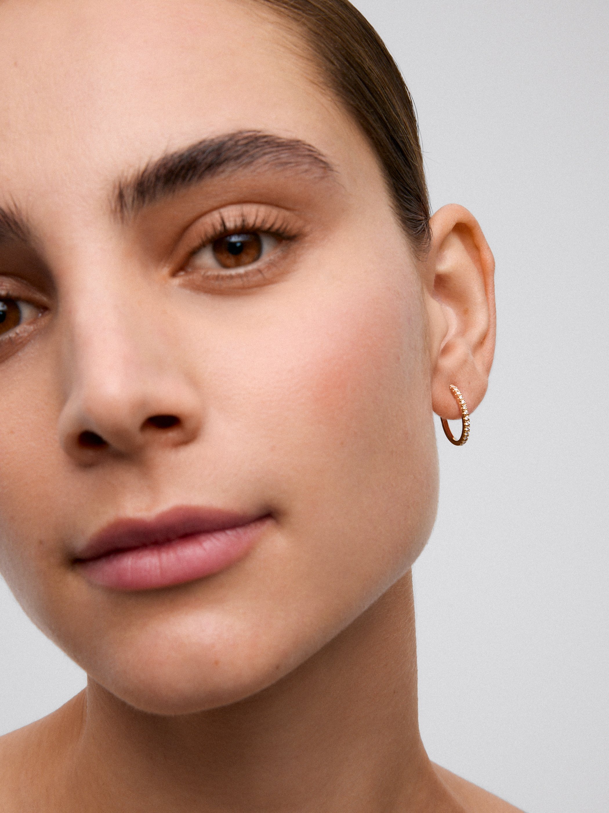 Pendientes de aro de oro amarillo de 18K con 28 diamantes en talla brillante con un total de 0,22 cts
