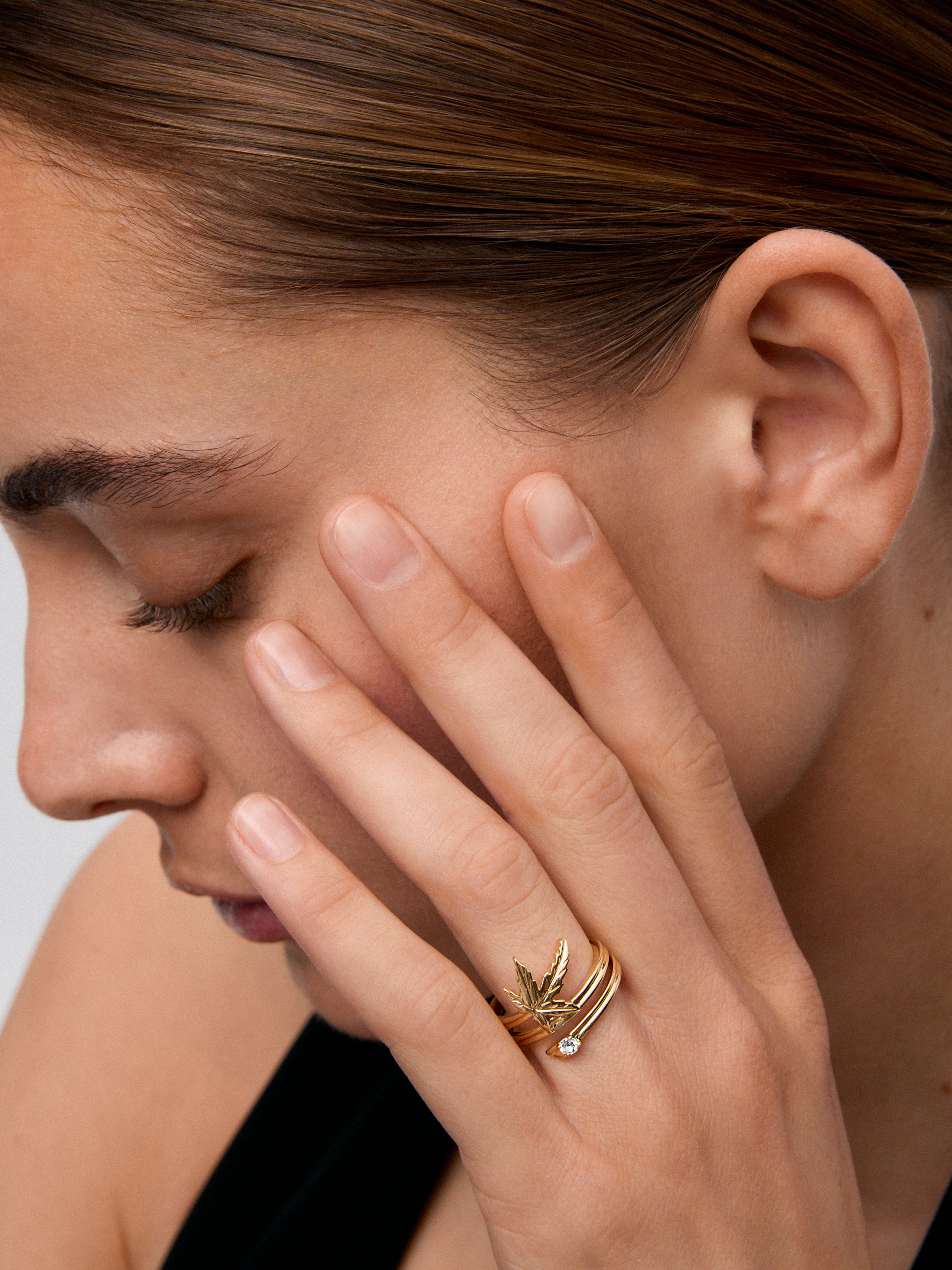 Anillo de oro amarillo de 18K con diamante en talla brillante de 0,04 cts y forma de hoja de arce