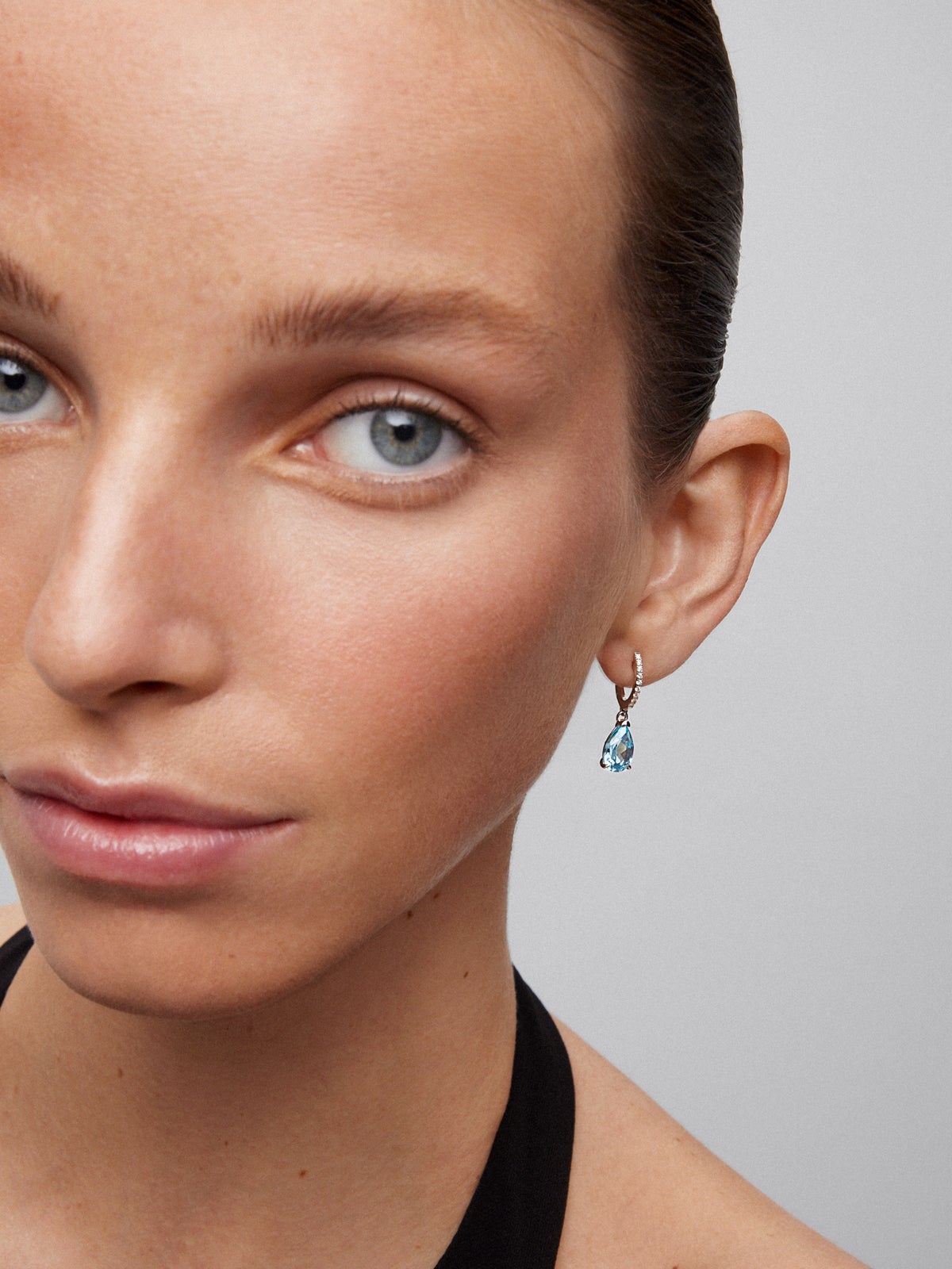 Pendientes de aro con colgante de oro blanco de 18K con topacio y diamante