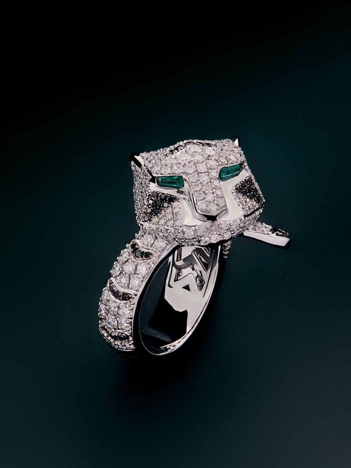 18K white gold ring with brilliant-cut white diamonds of 1.87 cts and black diamonds of 0.25 cts, and trapezoid-cut emeralds of 0.13 cts in the shape of a tiger