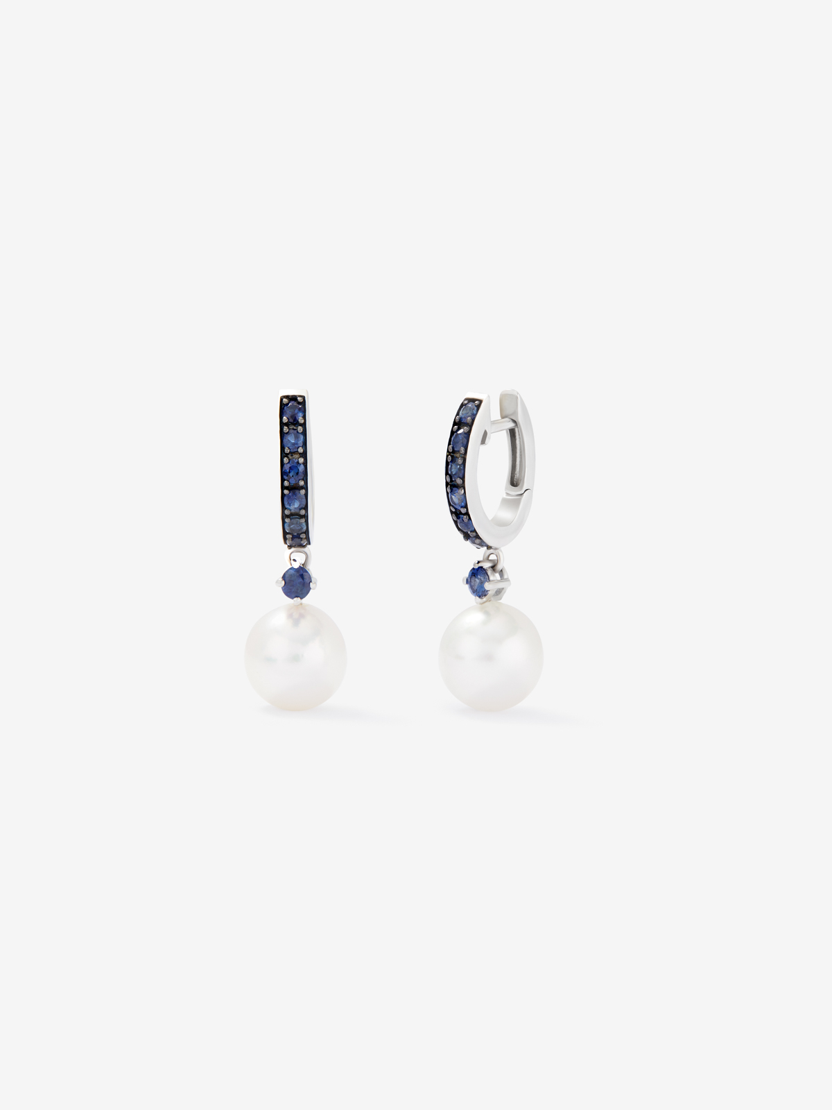 Pendiente de aro de plata 925 combinado con perla akoya de 8,5 mm y zafiro