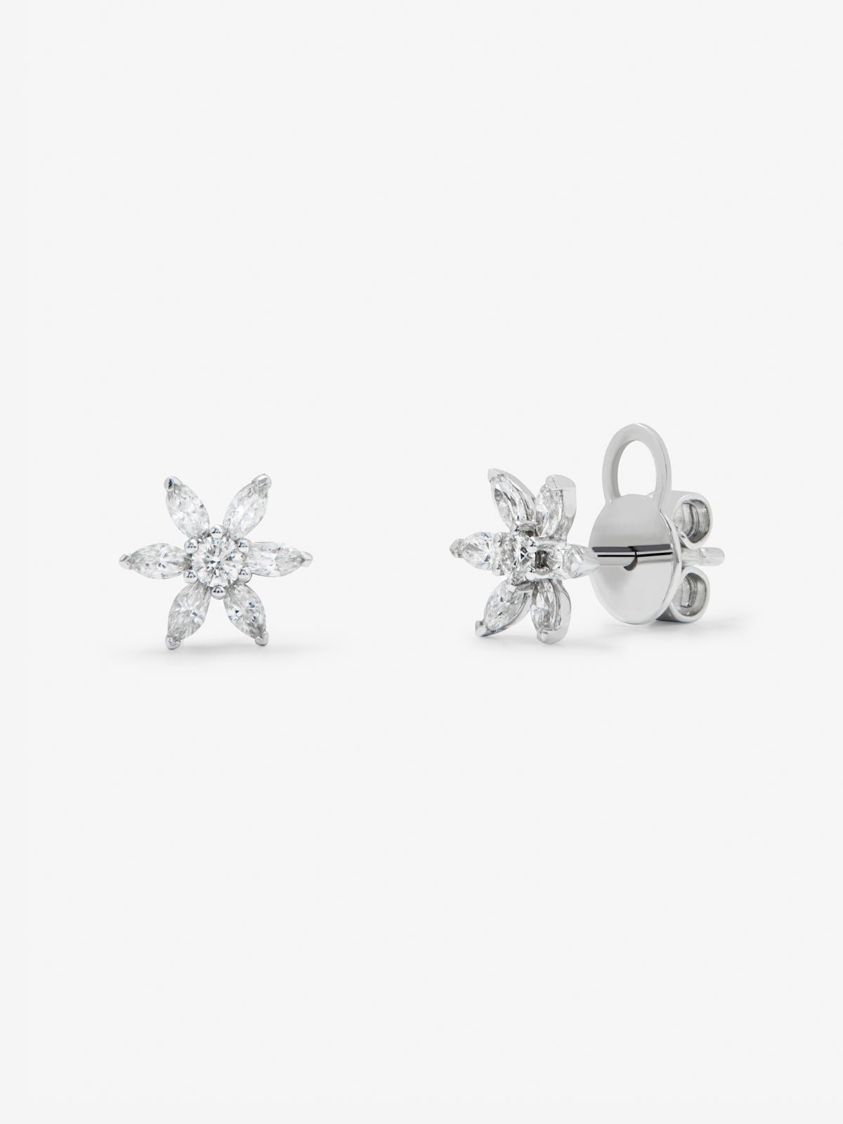 Pendientes de oro blanco de 18K con diamantes 0,41 cts y forma de flor
