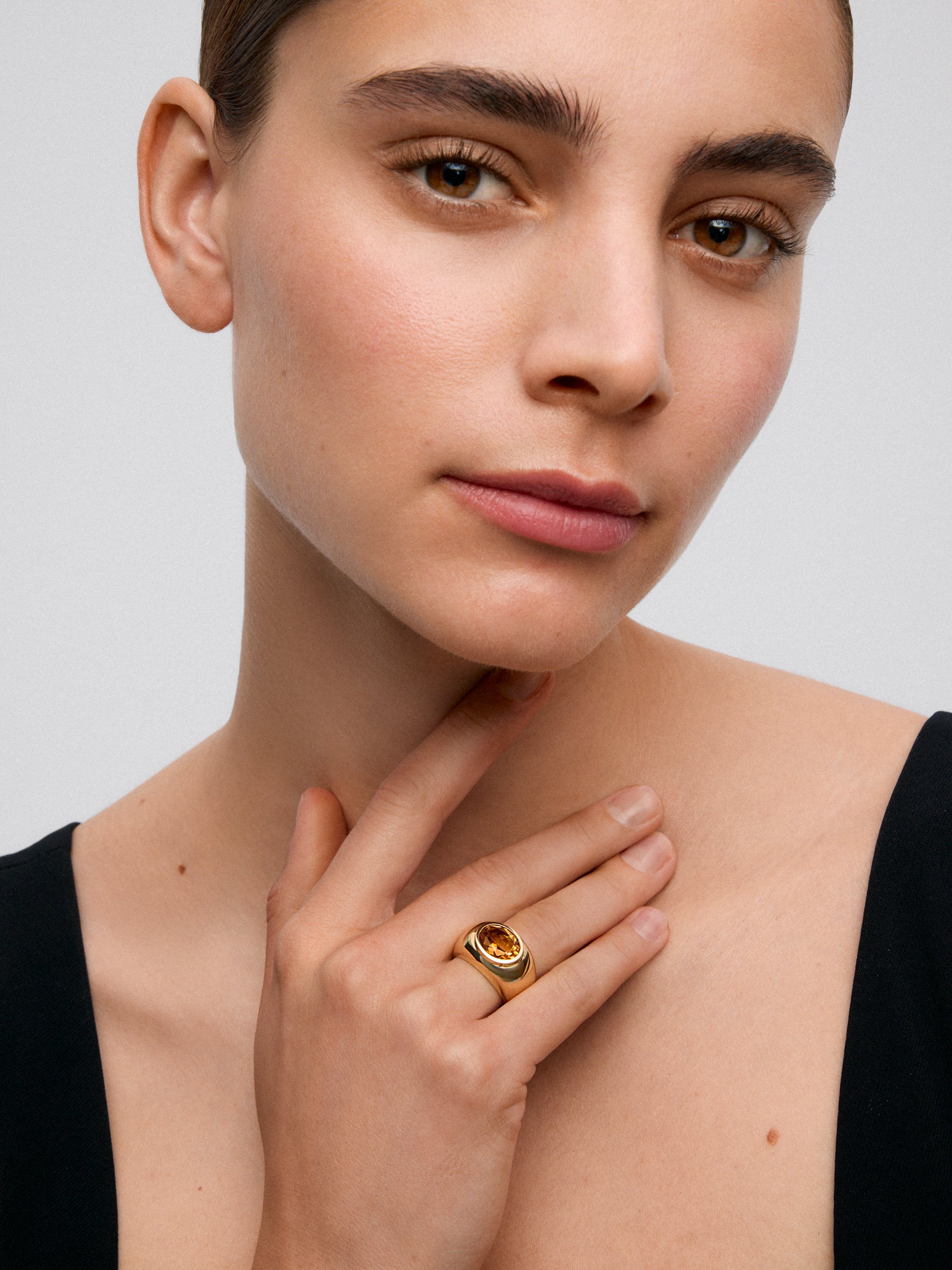 18K yellow gold ring with oval-cut citrine quartz