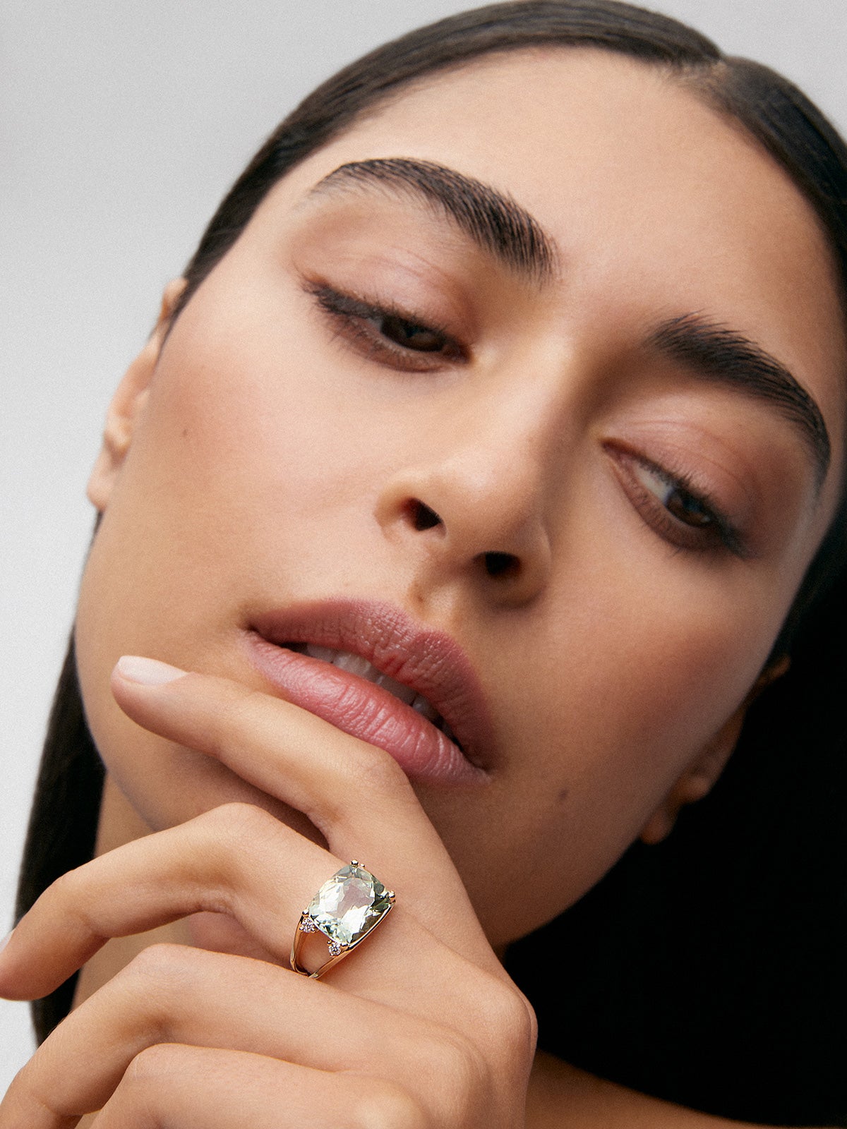 Anillo de oro amarillo de 18kt con diamantes y amatistas verdes