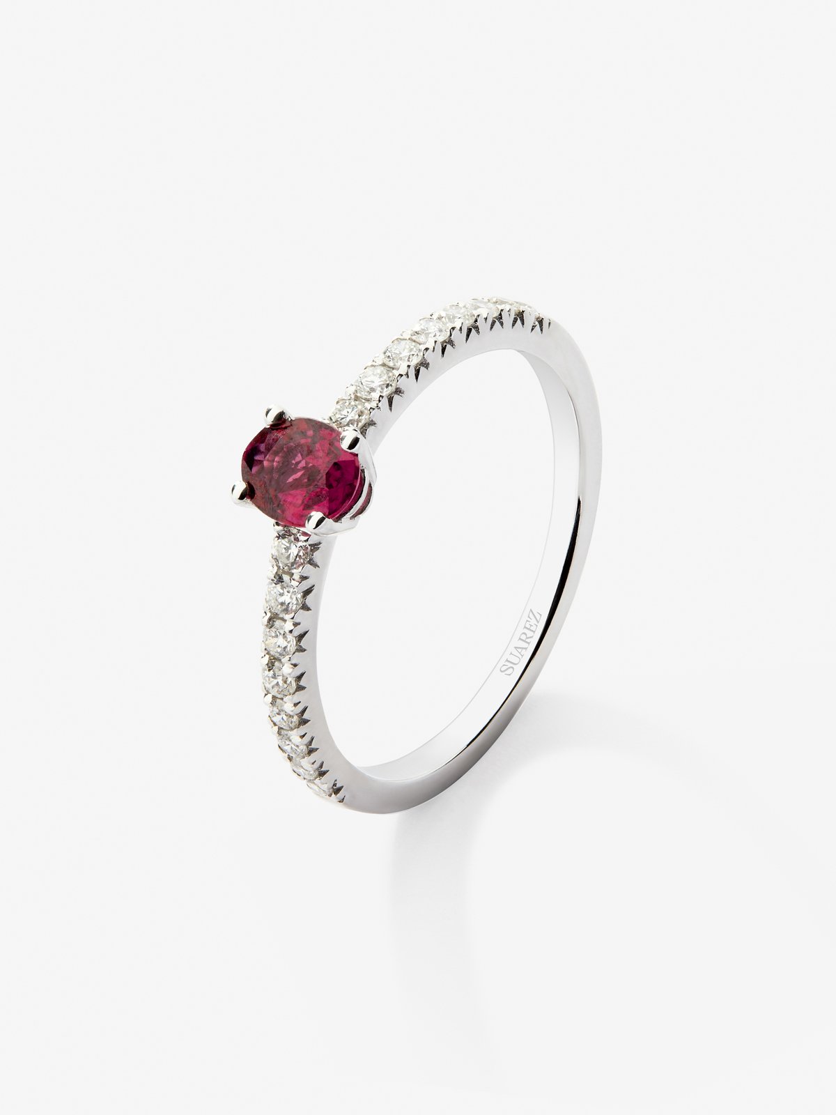 Anillo de oro blanco de 18K con rubí rojo en talla oval de 0,5 cts y 16 diamantes en talla brillante con un total de 0,21 cts