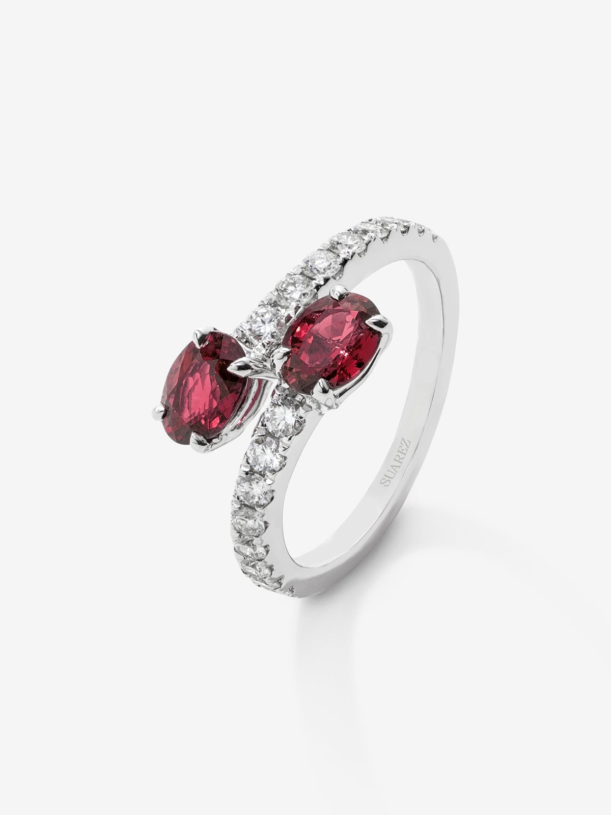 Anillo tú y yo de oro blanco de 18K con rubíes en talla oval de 1,38 cts y diamantes blancos en talla brillante de 0,45 cts